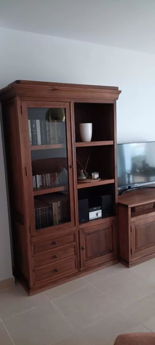 Mueble de salón de madera y cristal