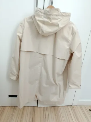 Chubasquero beige con capucha