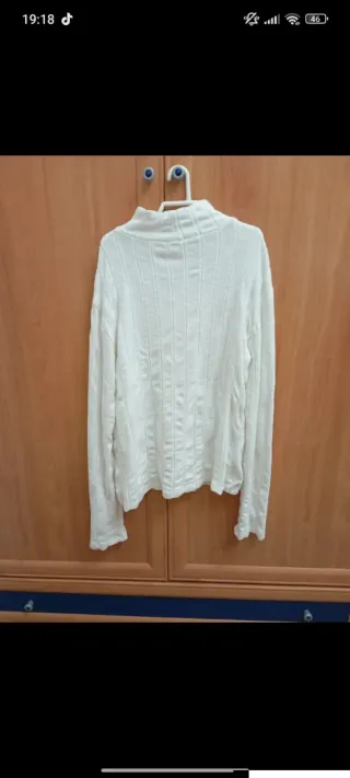 Jersey blanco cuello alto