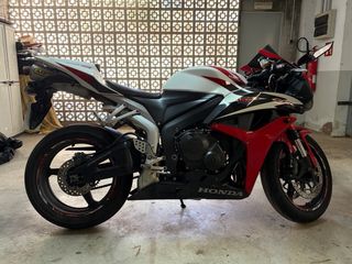 Honda CBR 600 RR Roja y Blanca
