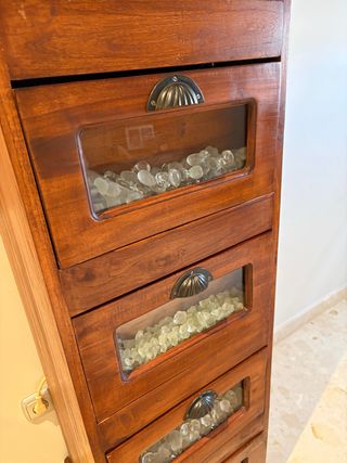 Cajonera de madera con detalles de cristal
