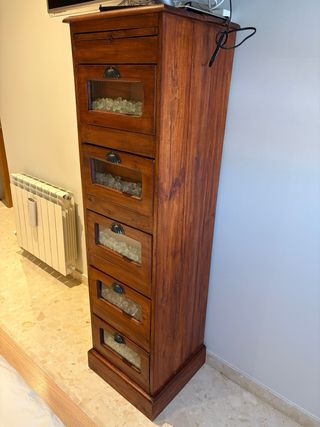 Cajonera de madera con detalles de cristal