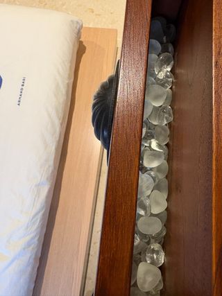 Cajonera de madera con detalles de cristal