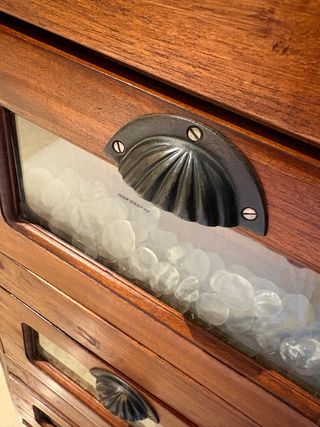 Cajonera de madera con detalles de cristal