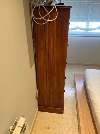 Cajonera de madera con detalles de cristal