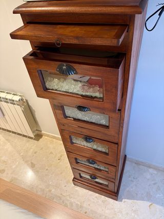 Cajonera de madera con detalles de cristal