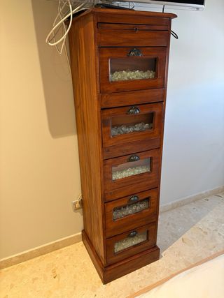 Cajonera de madera con detalles de cristal