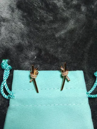 Pendientes Tiffany & Co. Nudo Dorados