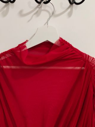 Vestido rojo fiesta con transparencia