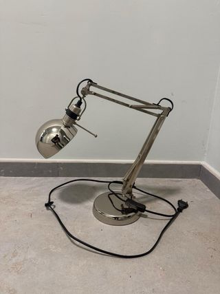 Lámpara de escritorio plateada