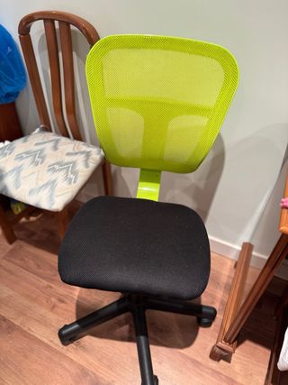 Silla de oficina ergonómica verde y negra