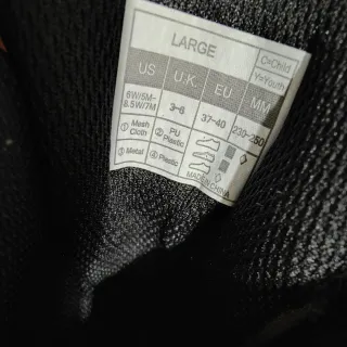 Patines en línea negros y verdes