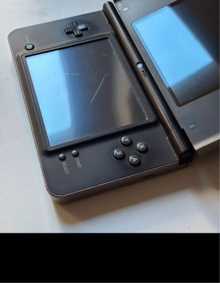 Nintendo DSi XL con caricatore e custodia