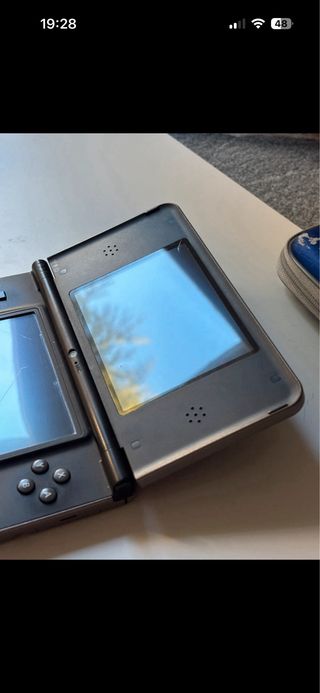 Nintendo DSi XL con caricatore e custodia