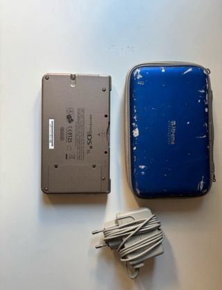 Nintendo DSi XL con caricatore e custodia