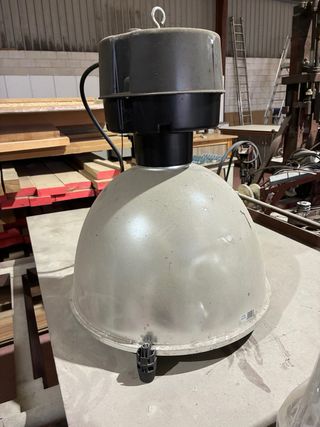 Lámpara industrial colgante.