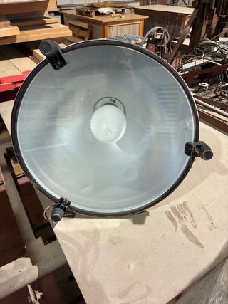 Lámpara industrial colgante.