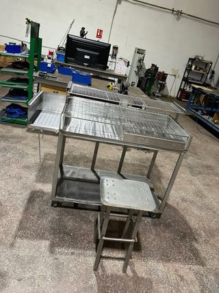 Parrilla de metal con ruedas