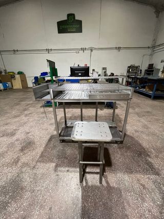 Parrilla de metal con ruedas