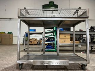 Parrilla de metal con ruedas