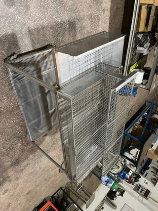 Parrilla de metal con ruedas