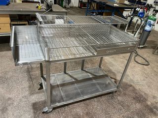 Parrilla de metal con ruedas