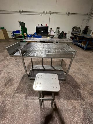 Parrilla de metal con ruedas