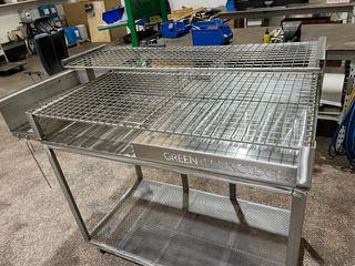 Parrilla de metal con ruedas