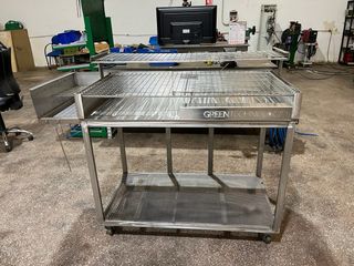 Parrilla de metal con ruedas