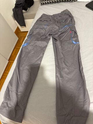 Pantalones cargo grises con detalles azules