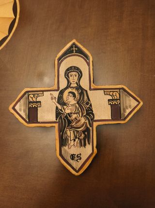 Cruz de barro decorada