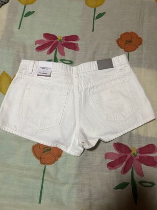 Shorts vaqueros blancos Pull&Bear con pedrería