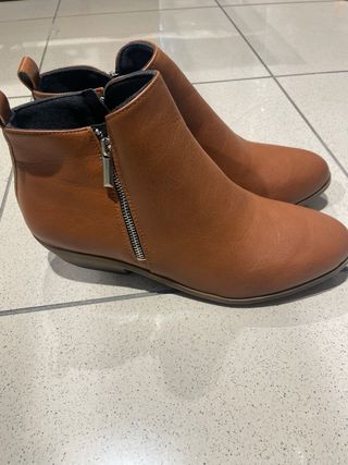 Botines piel sintética marrón