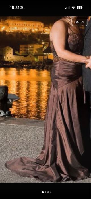 Vestito da cerimonia con stola marrone