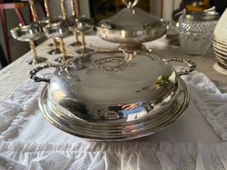 Piatto con coperchio in metallo argentato