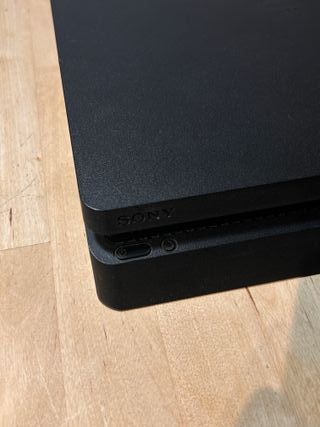 PS4 Slim 1TB + 2 Controller (Nero e Arancione)