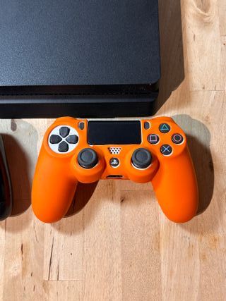 PS4 Slim 1TB + 2 Controller (Nero e Arancione)