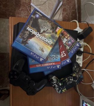 Precio negociable PS4 + 4 Juegos y 2 Mandos