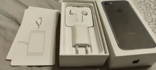 Scatola iPhone 7 con caricatore e auricolari