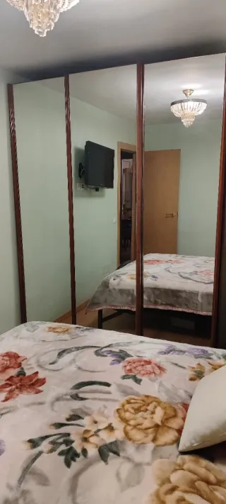 Armario de madera y cristal