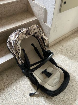 Silla de paseo negra y dorada