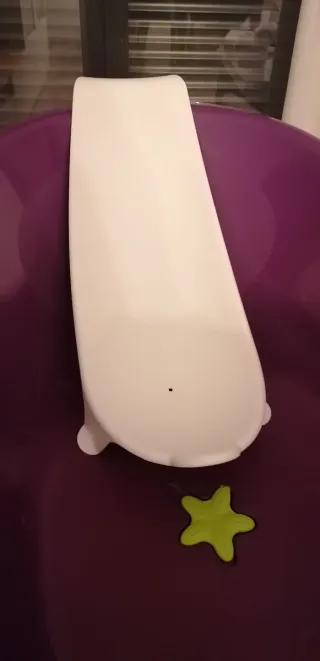 Bañera bebé con patas y adaptador Stokke