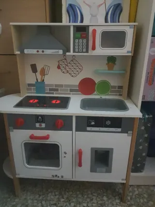 Cocina de madera con accesorios y cafetera