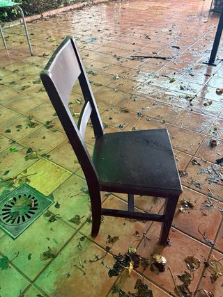 20 Sillas y 4 Mesas de Madera