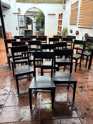 20 Sillas y 4 Mesas de Madera