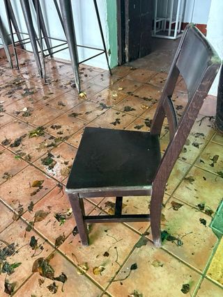 20 Sillas y 4 Mesas de Madera