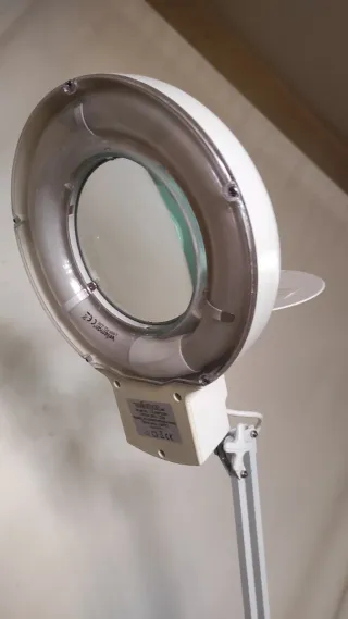 Lámpara lupa Velleman con ruedas