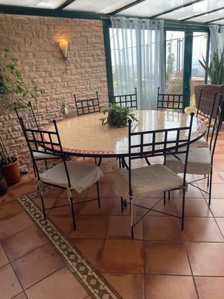 Mesa teselada redonda con 8 sillas