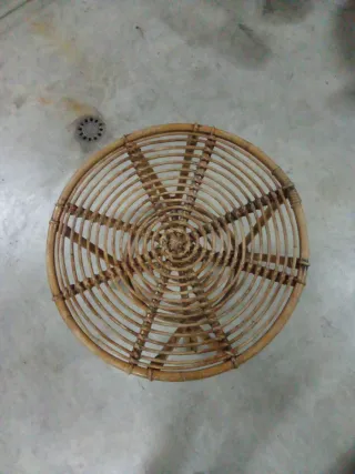 Mesita redonda de mimbre