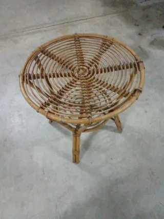 Mesita redonda de mimbre